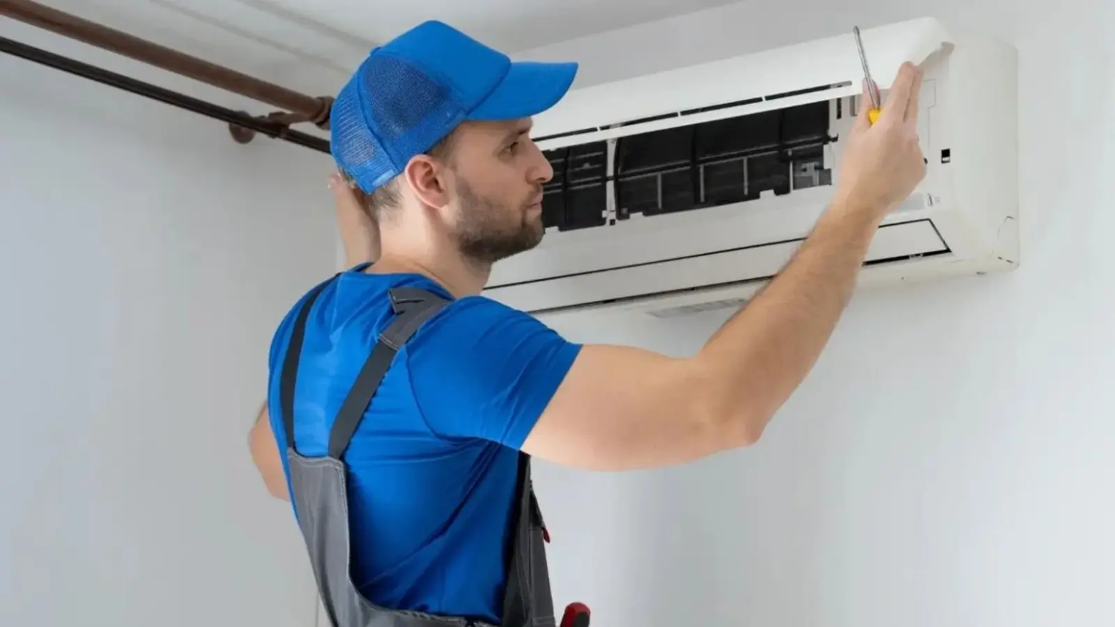 Techniker repariert Klimaanlage.