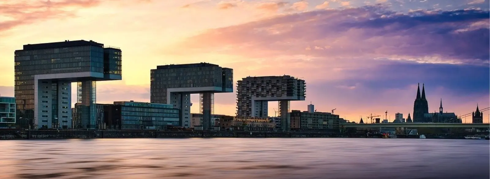 Kranhäuser in Köln am Rheinauhafen bei Dämmerung, moderne Architektur in Köln