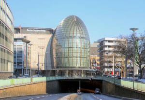 Peek und Cloppenburg, ei-förmiges modernes Gebäude, Einkaufzentrum, Laden, Geschäft, Einkaufen, Shopping, Pandomus GmbH Referenz Gewerbe